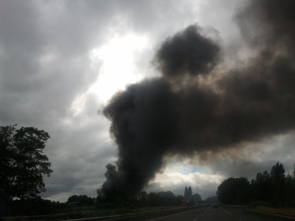 Nuage noir de fumée, provenant vraisemblablement d'un incendie en rase campagne, du de l'Autoroute A26